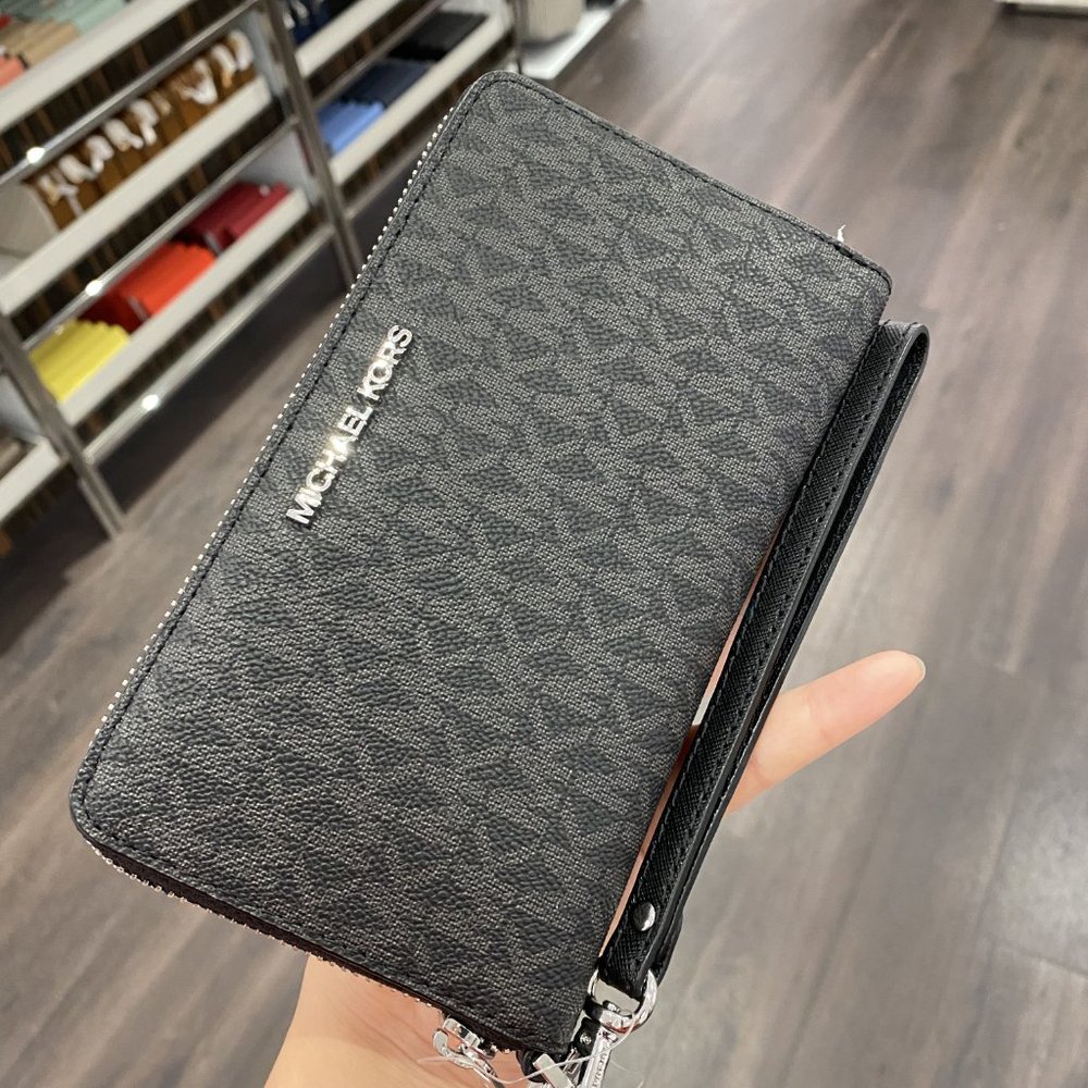 MK JST MD ZIP PHONE WRISTLET BLACKSIGNATURE